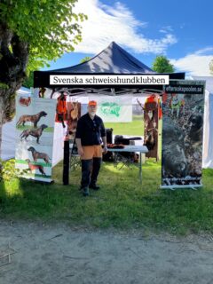Nu står vi på mässan på Swedish game fair! 
Plats H:05 

Kom förbi och prata om hundar och eftersök, varmt välkommna!🌲
Idag står Tony och Fredrik på plats hela dagen 09.00-17.00 🙌