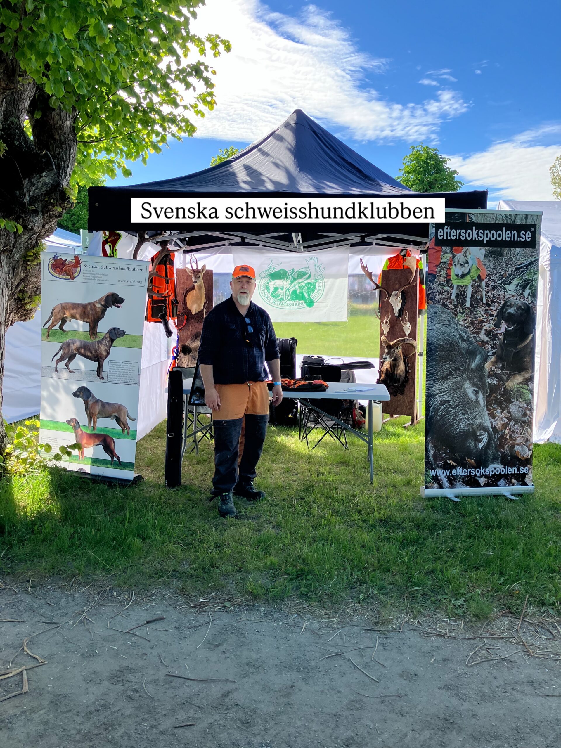 Nu står vi på mässan på Swedish game fair! 
Plats H:05 

Kom förbi och prata om hundar och eftersök, varmt välkommna!🌲
Idag står Tony och Fredrik på plats hela dagen 09.00-17.00 🙌